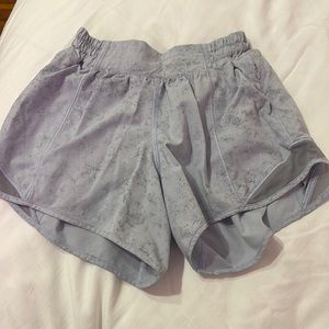 lululemon low rise hotty hots 4”
